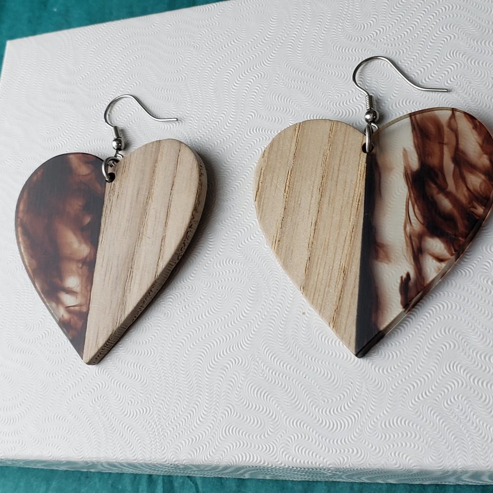 2/10$ NWOT brown resin and walnut wood oversized heart earrings